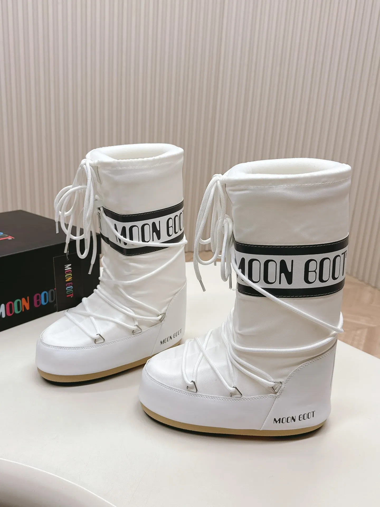 Men's men's shoes pP620! Fabric high boots Moon Boot 24ss The latest snow boots series for autumn and winter... Ugly snow short boots Forget UGG, fashionable people are wearing Moon Boot snow boots. If you find it difficult to accept the revival of UGG, now there is a more alternative snow boot that is back. It is 4 cm taller, that is the Moon Boot. It was already very popular in the millennium. Paris Hilton, Victoria Beckham and other celebrities often wore it, and now the Y2K trend is popular again. The same QQ show outfit worn by young children. The ugly snow boots that have been shown by thousands of people have become popular again. They are not distinguished between men and women. They look slim and warm and easy to wear. Fabric: 70% cotton and 30% plastic. Lining: 100% silk cotton liner. Feet: 100% silk cotton liner. Outsole: thermoplastic rubber. Bottom thickness: 4cm. Size: #35-41 (41 customization is not returnable).